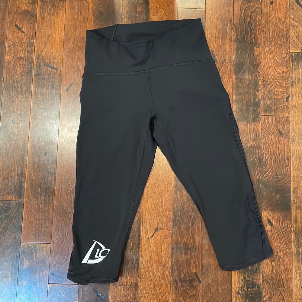Lululemon black crop leggings with D10 logo - size 8